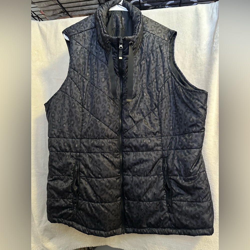Women’s black/ gray leopard vest